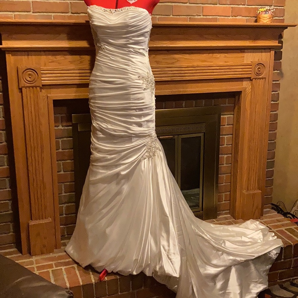 EUC sz 8 Mori Lee corset fit and flare satin bridal gown